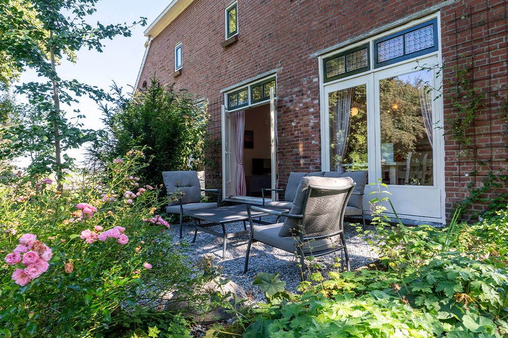 4 personen appartement Ijsvogel groepsaccommodatie vakantie woonkamer vakantiewoning terras tuin Buitenwedde